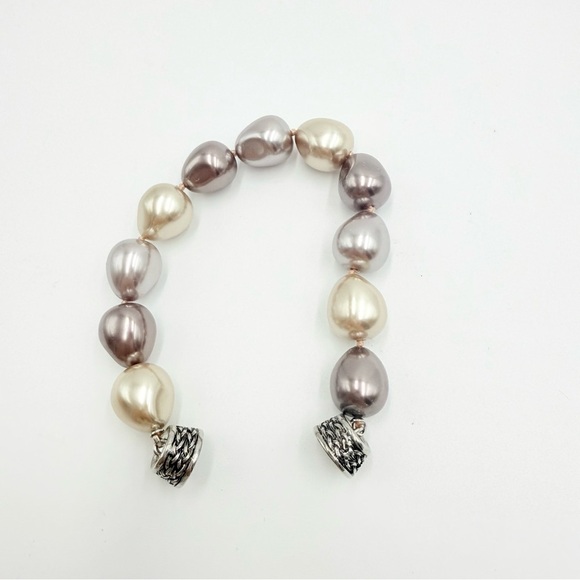 Elegant Multicolor Chunky Faux Pearl Bracelet with Magnetic Clasp - Picture 3 of 6